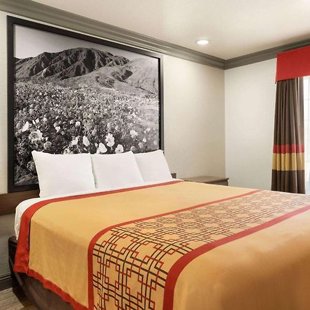 Super 8 By Wyndham Santa Clarita/Valencia Motel Ngoại thất bức ảnh