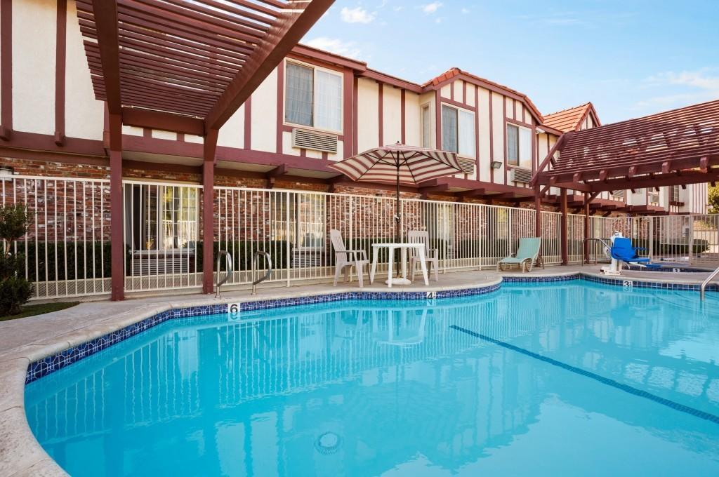 Super 8 By Wyndham Santa Clarita/Valencia Motel Ngoại thất bức ảnh