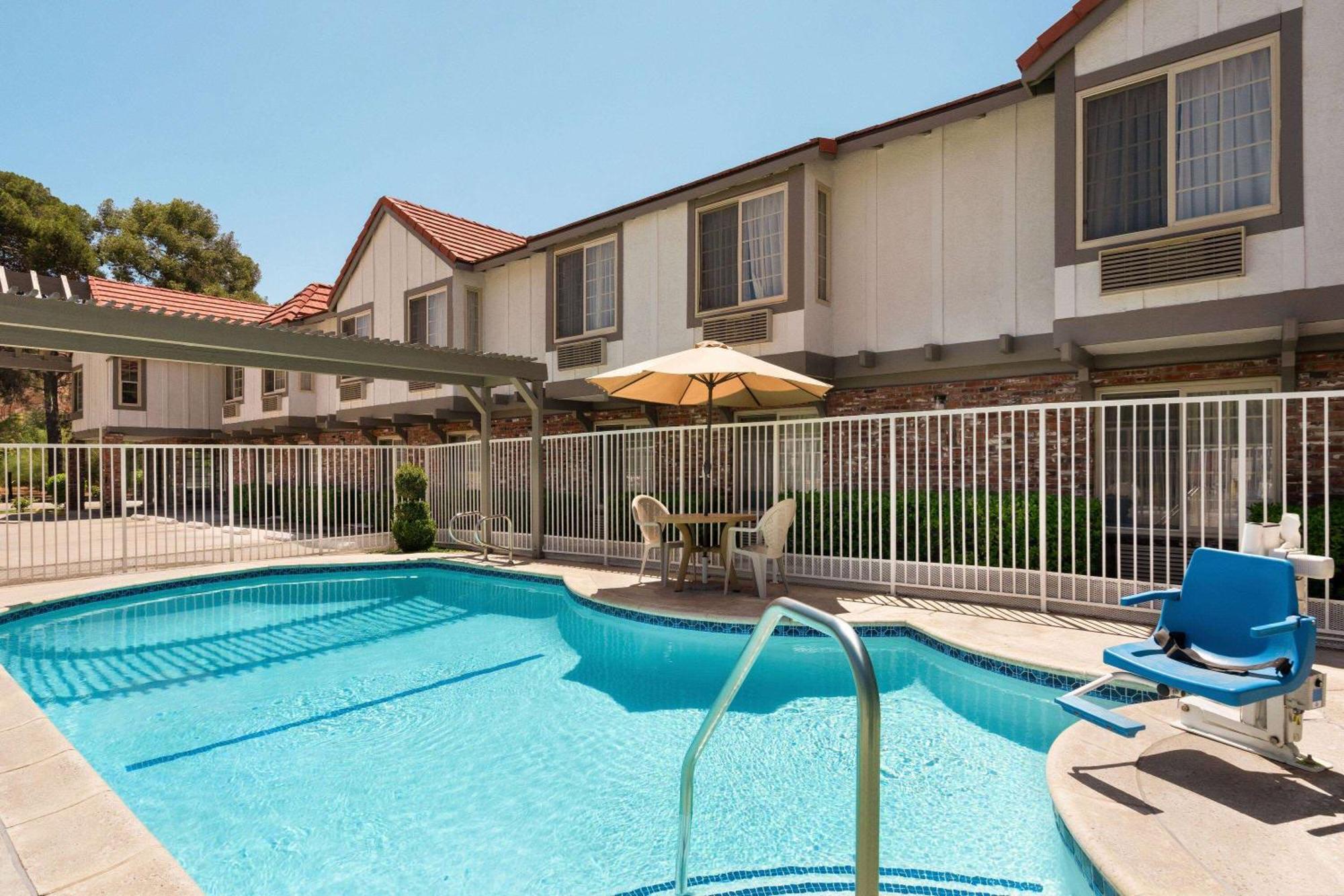 Super 8 By Wyndham Santa Clarita/Valencia Motel Ngoại thất bức ảnh